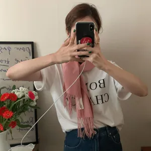 Bufanda de lana de color liso con borlas para hombres y mujeres, cuello de invierno cálido en rosa chic.