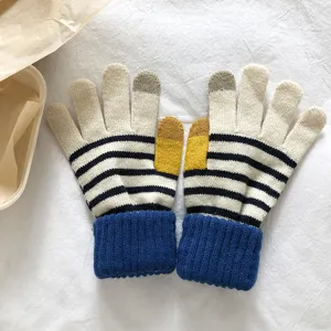 Detailansicht Strickhandschuhe, gemütliches Winterdesign mit Bündchen und Streifen.