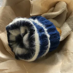 Dicke Strick-Winterhandschuhe Detail, weich gefuetterte warme Paar Faeustlinge blau-weiss