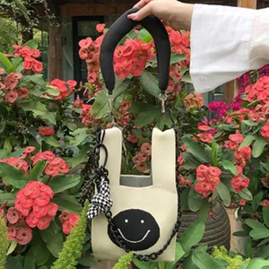 Strumpf Strick Damentasche Kawaii Umhängetasche mit Kette und schwarzem Smiley Gesicht
