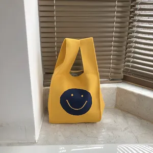 Gelbe Strick-Tragetasche mit süßem dunkelblauem Smiley-Gesicht Design, lässige Handtasche.