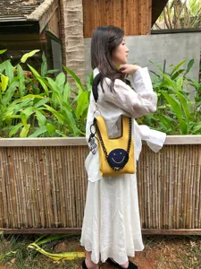 Niedliche gelbe Strick Handtasche mit blauem Smiley Gesicht und schicker Kette für Damen.
