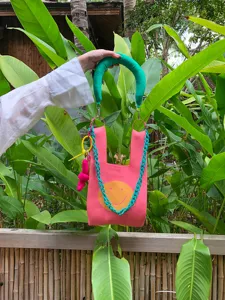 Süße gestrickte Smiley-Handtasche mit Kettengriff, modische lässige Alltagstasche.