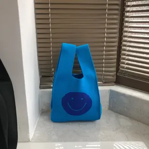 Blaue Stricktasche mit niedlichem Smiley-Muster, lässige gewebte Tragetasche für den Alltag.