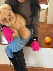 Dikke pluche warme winterhandschoenen voor dames met gezellig kleurblokontwerp en zacht materiaal.