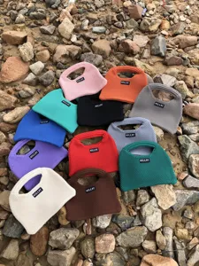 Modische Strick-Dumpling-Handtasche Detailansicht zeigt diverse lebendige Farboptionen und Textur.