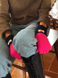 Close-up van zachte pluche winterhandschoenen met contrasterende boorden voor koude dagen.