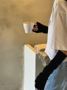 Vue détaillée des manchons en tricot d'hiver, gants sans doigts en laine unie.
