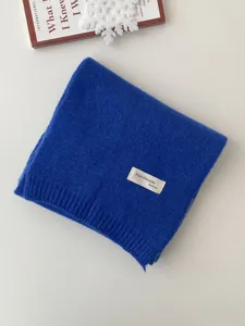 Gemütlicher, dicker blauer Strickschal im Detail, warmer Wollhalsschlauch für den Winter.