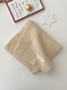 Beigefarbener dicker Strickschal Detailansicht, kuscheliger warmer Wollhalswärmer Winter.