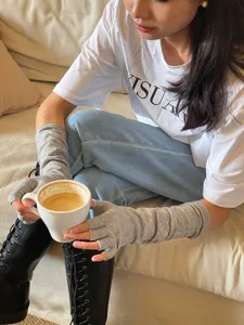 Gros plan détaillé de gants tricotés sans doigts et de chauffe-bras, texture cosy.