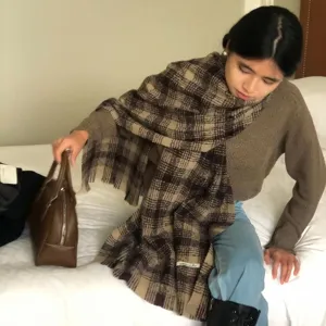 Écharpe à carreaux et franges d'hiver pour femme, design classique marron, douce et confortable.
