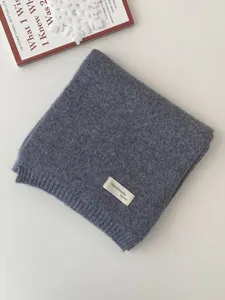 Detailansicht des dicken, warmen Strickschals im Winter mit einfarbigem und weichem Design.