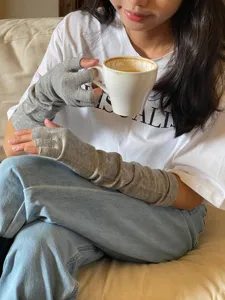 Gants tricotés gris sans doigts chauffe-bras d'hiver mitaines thermiques en laine douce.