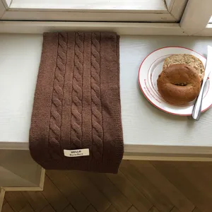 Gemütlicher brauner Winterschal aus Strick, weicher warmer Wollschal für kalte Tage im Detail.