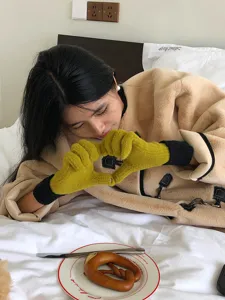 Gezellige pluche winterhandschoenen met contrastmanchetten voor dames, warme en stijlvolle.