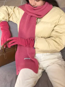 Nahaufnahme des kuscheligen Wollmischgewebe Schals und der passenden Handschuhe für Damen.