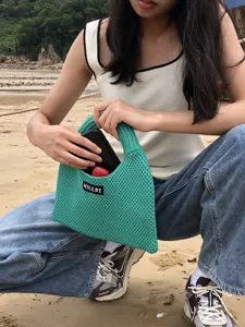 Grüne gestrickte Handtasche Detailansicht, eine stilvolle geflochtene Tasche für Frauen.