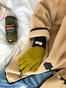 Gezellige winter gebreide handschoenen met warme harige textuur en stijlvolle contrastmanchetten.
