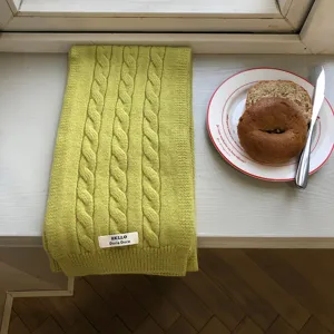 Gemütlicher dicker Grobstrickschal in hellem Gelb, weiches und warmes Herbst Winter Accessoire.
