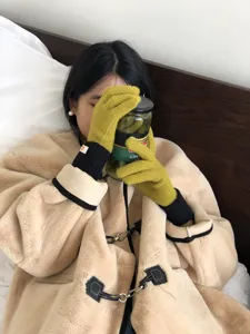 Pluche winterhandschoenen met contrasterende ribboorden, warme gebreide accessoires voor koude dagen.