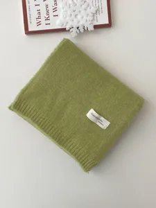 Winter warmer Strickschal Detailansicht, kuscheliger grüner Wollschal für Damen und Herren.