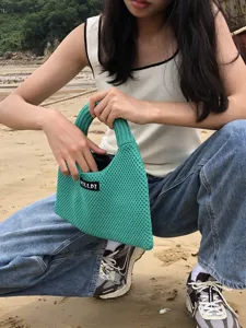 Schickes grüne Strick-Damenhandtasche, modische einfarbige Freizeittasche zum Umhängen.