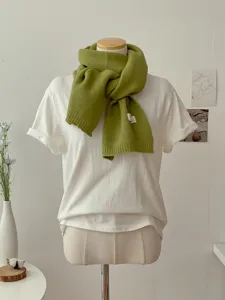 Grüner Strick Schal Winter Detailansicht an Puppe, weicher warmer Woll Halswärmer Schal.