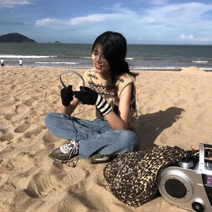 Detailaufnahme von warmen Strickhandschuhen mit Streifen im Freien am sonnigen Strand.