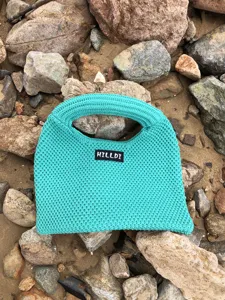 Chice türkise Strick Dumpling Handtasche mit Henkel für stilvolle Herbst und Winter Outfits.