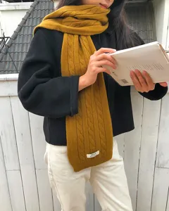 Senfgelber Strickschal, dicker warmer Winterschal mit Zopfmuster für Damen und Mädchen.