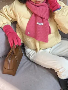 Rosa Strickschal Detail, winterlicher warmer Wollmischgewebe Halstuch Nahaufnahme
