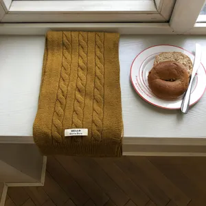 Dicker gestrickter Senfgelber Winterschal mit Zopfmuster, kuscheliges Accessoire für kalte Tage.