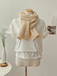 Gemütliches Strickschal Detail, weicher Winter Halswärmer an Puppe im Raum präsentiert.