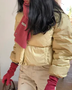 Einfarbiger Strickschal aus Wollmischung für Damen, gemütliches Wintermodeaccessoire.