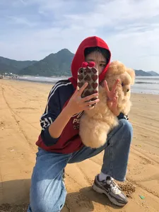 Détail de cagoule en laine confortable sur la plage, beau style tricot d'hiver uni.