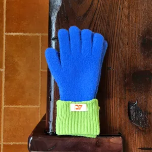 Detailweergave van color-block gebreide handschoenen met blauwe handen en groene geribbelde boorden.