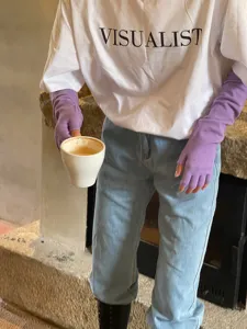 Gros plan détaillé des mitaines en tricot montrant leur texture douce et leur coupe ajustée.