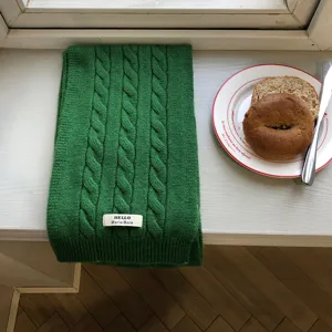 Detailansicht des dicken, warmen Strickschals, weiche einfarbige Textur für kalte Wintertage.