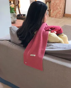 Gemütlicher rosa Strickschal Detailansicht, elegantes Winter Accessoire im Alltagslook.