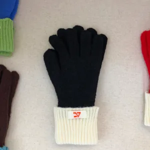 Zwarte gebreide handschoenen met witte geribbelde manchetten warme winter cozy detail