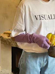 Vue rapprochée des manchons tricotés en violet doux, mettant en valeur la texture fine.