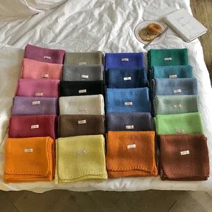Gemütlicher dicker einfarbiger Strickschal für Damen, warmer Winterschal im Detail.