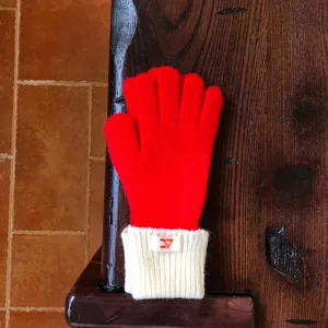 Warme winter gebreide handschoenen in contrastkleur, dik en gezellig voor koude dagen buiten.