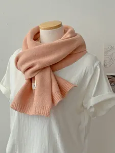 Gemütlicher, dicker Strickschal aus Wolle in sanftem Rosa für warme, stilvolle Wintertage.