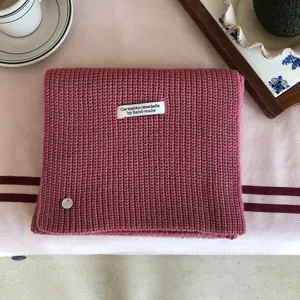 Wollmischung Strickschal mit handgemachtem Etikett und Metallknopf, weiches Winteraccessoire.