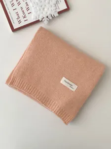 Nahaufnahme eines weichen, verdickten Winter-Knitted-Schals in Unifarbe für warme Styles.