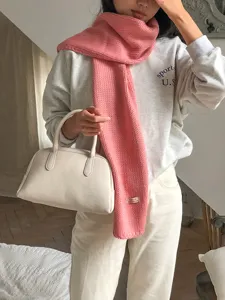 Gemütlicher pinker Strickschal für Damen, dicker warmer Winterschal in einfarbigem Design.