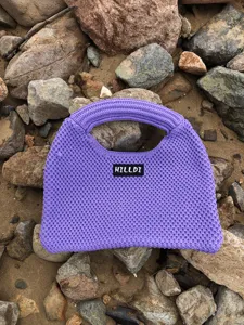 Lila gewebte Handtasche Detail, stilvolles Strick-Taschen-Design für den Alltag.