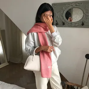 Rosa gestrickter Winterschal für Damen, gemütlicher warmer Halswärmer, schicker Alltagsaccessoire.